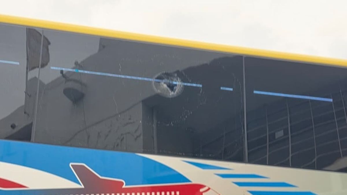 hinchas de U. de Chile apedrearon el micro que transportaba a Lanús