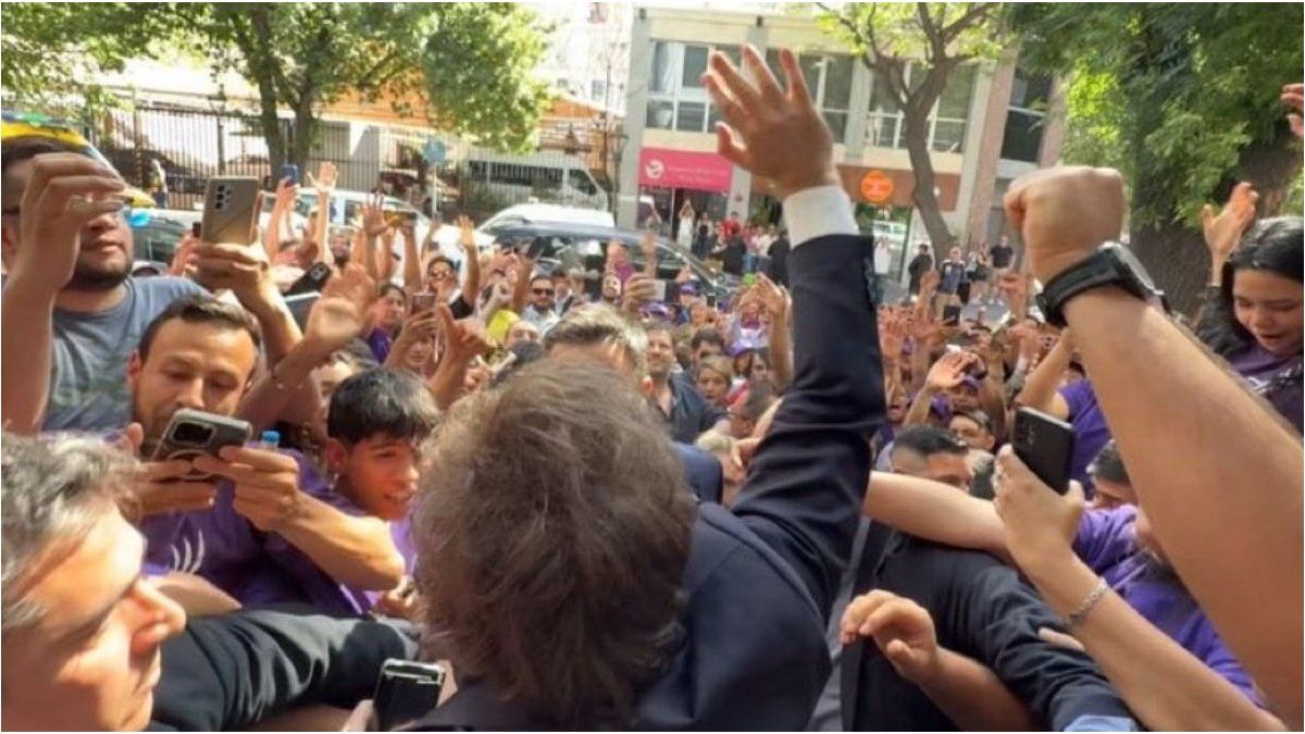 Javier Milei realizó una breve recorrida por Mendoza y le pidió a sus militantes que no aflojen