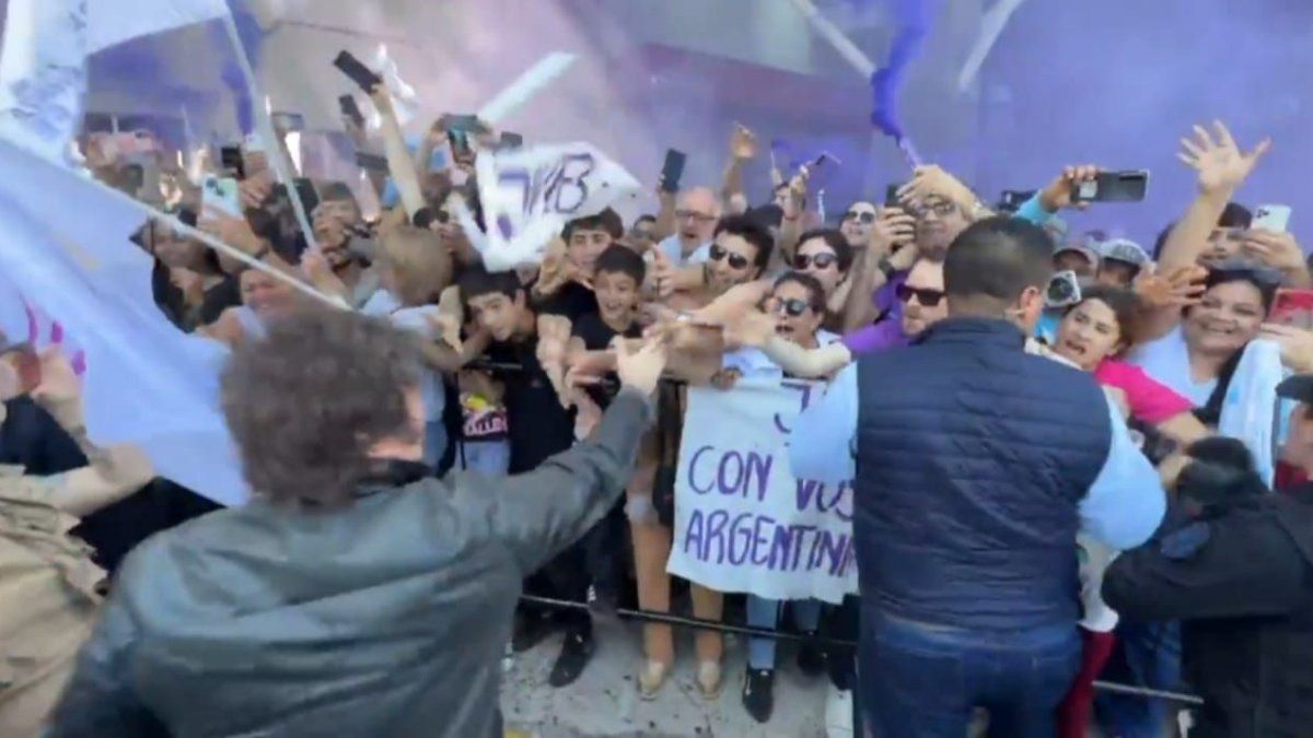 Por incidentes entre manifestantes, Javier Milei debió suspender su caminata en Santa Fe y ya viaja a Entre Ríos