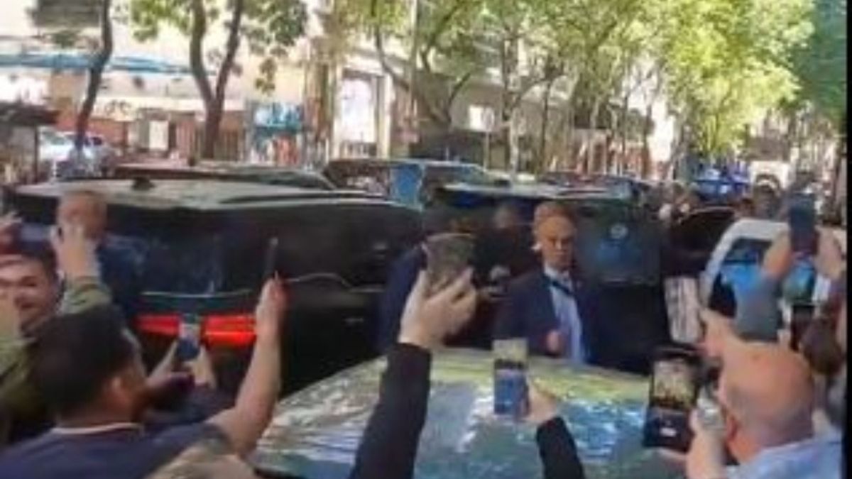 Insultan y abuchean a Javier y Karina Milei a la salida de una reunión con empresarios