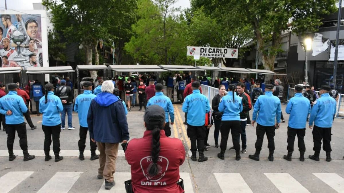 La Policía de la Ciudad detuvo a 49 trapitos y capturó a un prófugo durante el operativo en el River–Sarmiento