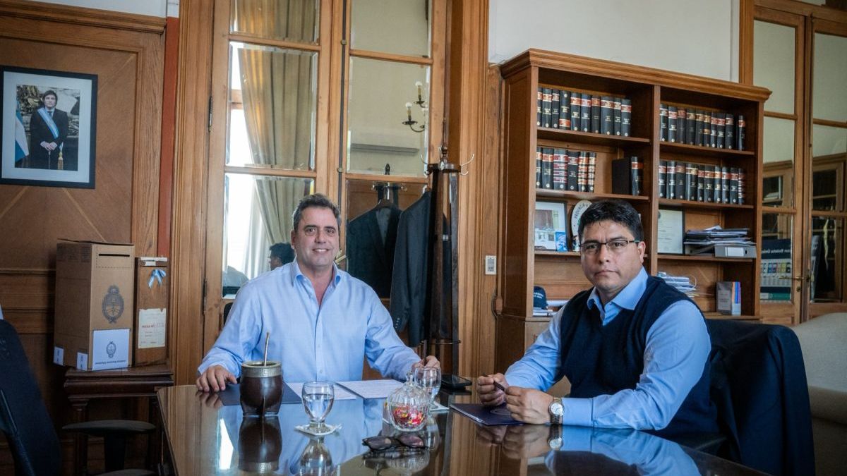 Lisandro Catalán se reunió en la Casa Rosada con el gobernador de Santa Cruz