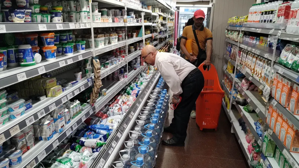 Los argentinos hacen cada vez menos compras en supermercados y se endeudan más