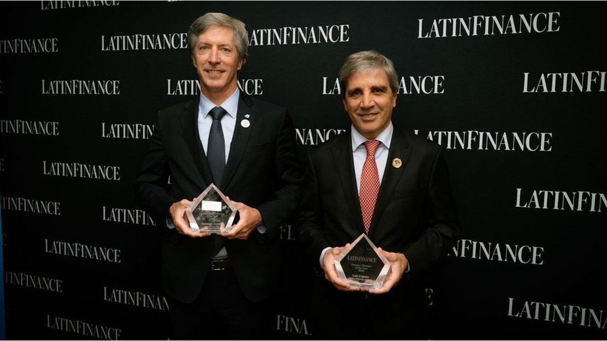 Luis Caputo volvió a recibir el premio a Ministro del Año