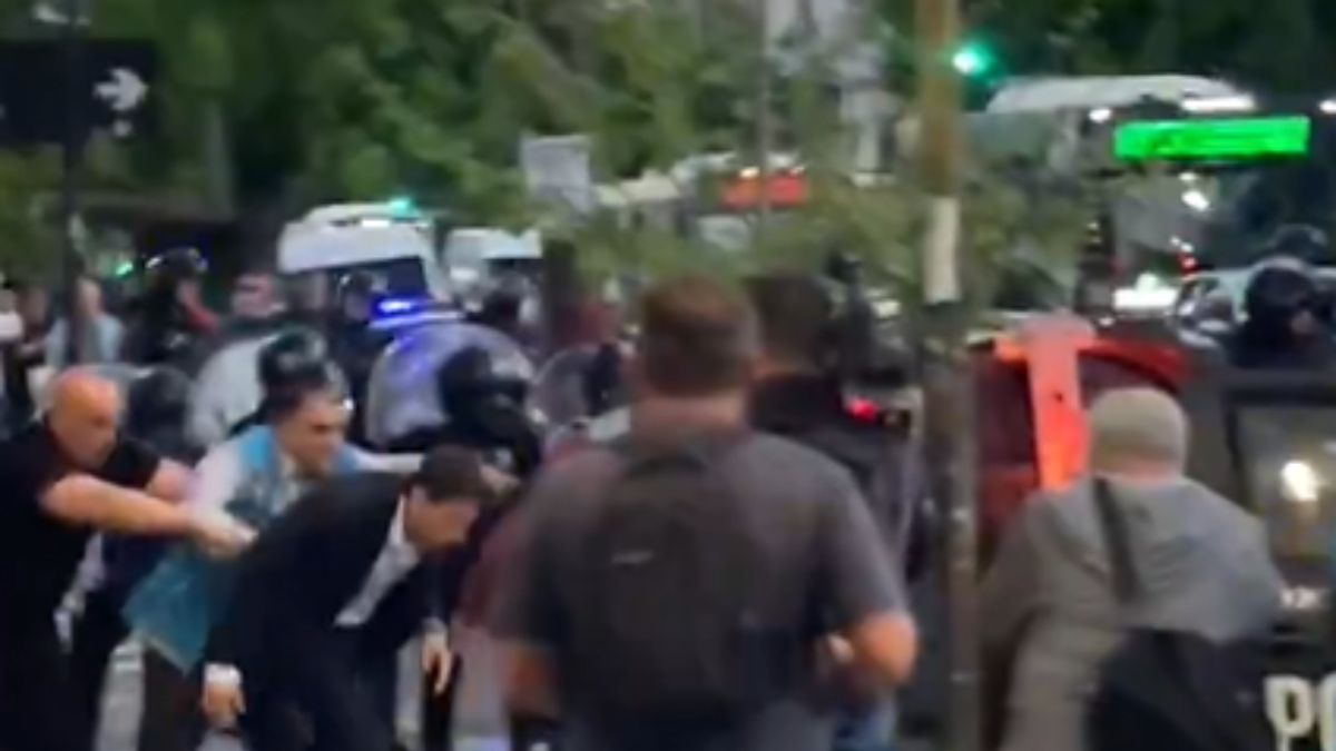 Marcelo Moretti se presentó en San Lorenzo, fue insultado por hinchas y escapó en un patrullero