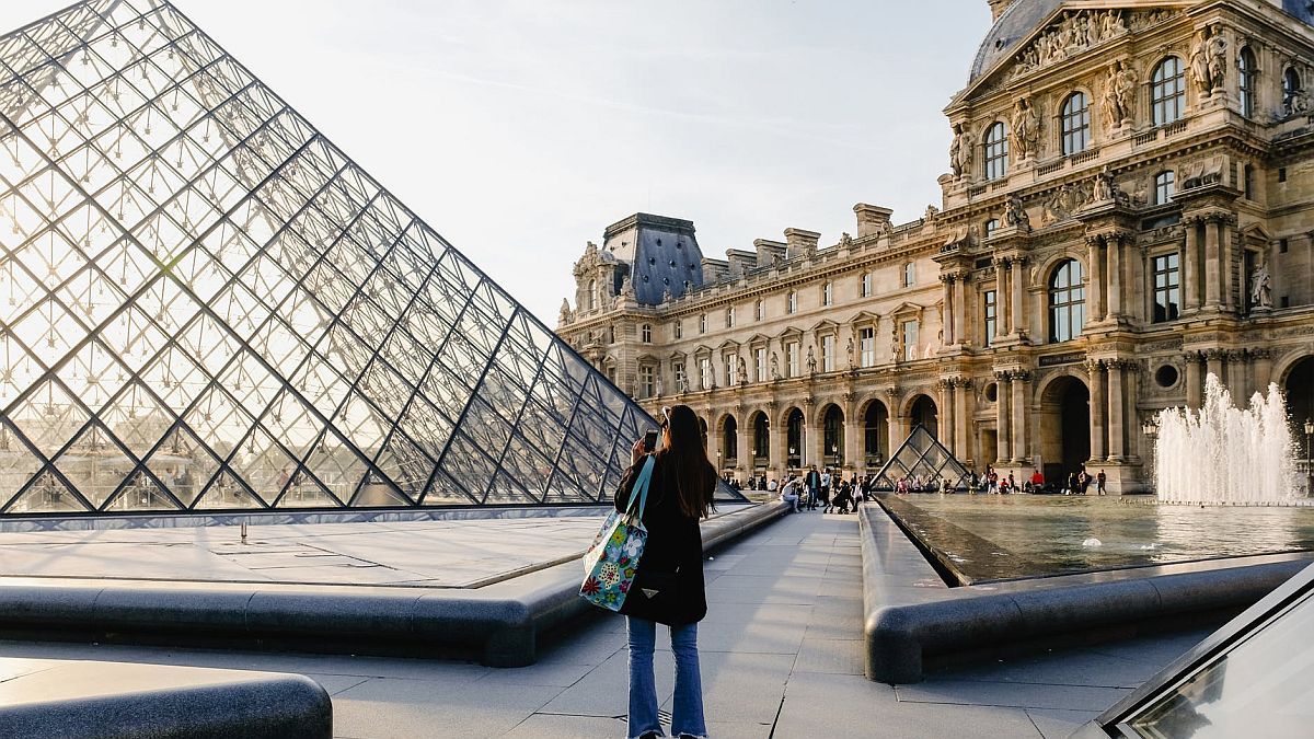 Reabrió el Museo del Louvre tras el robo millonario de las joyas napoleónicas