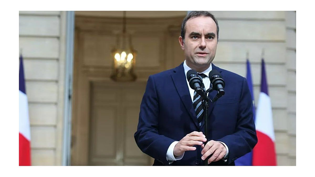 renunció el primer ministro apenas horas después de asumir