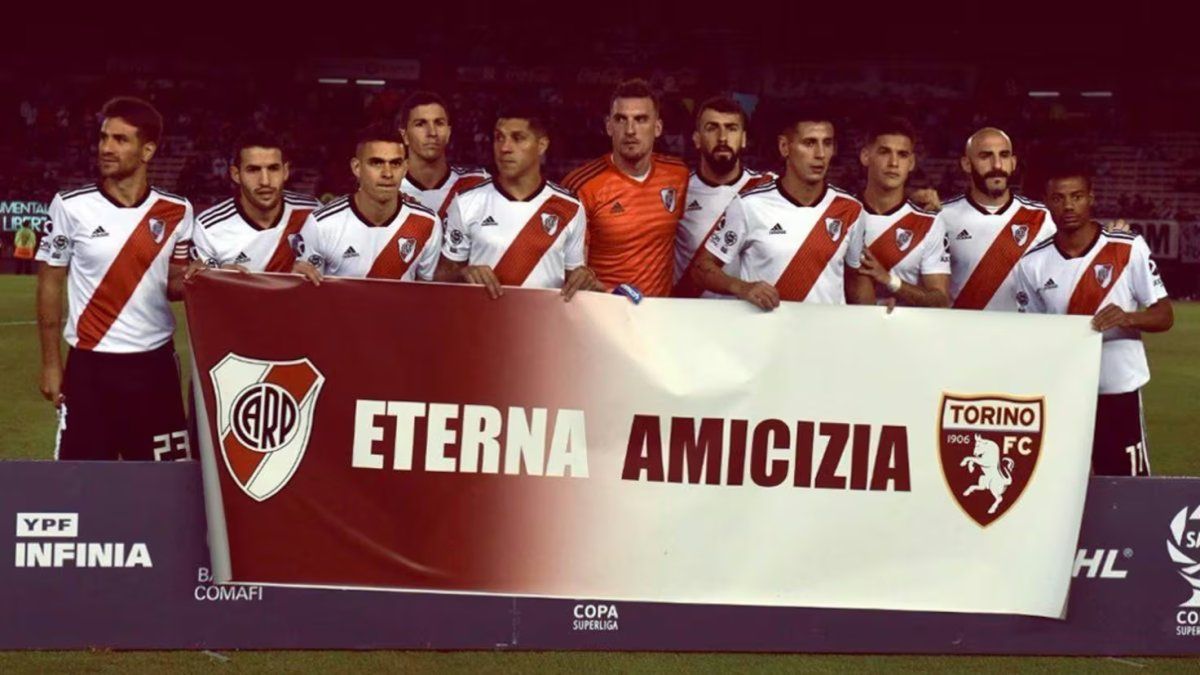 Torino presentó su nueva camiseta con un guiño a River Plate
