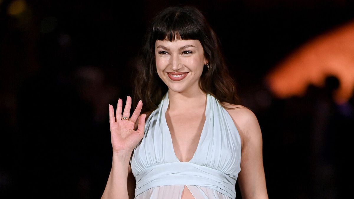 Úrsula Corberó deslumbró en la Semana de Moda de París mostrando su embarazo en el desfile de Chanel