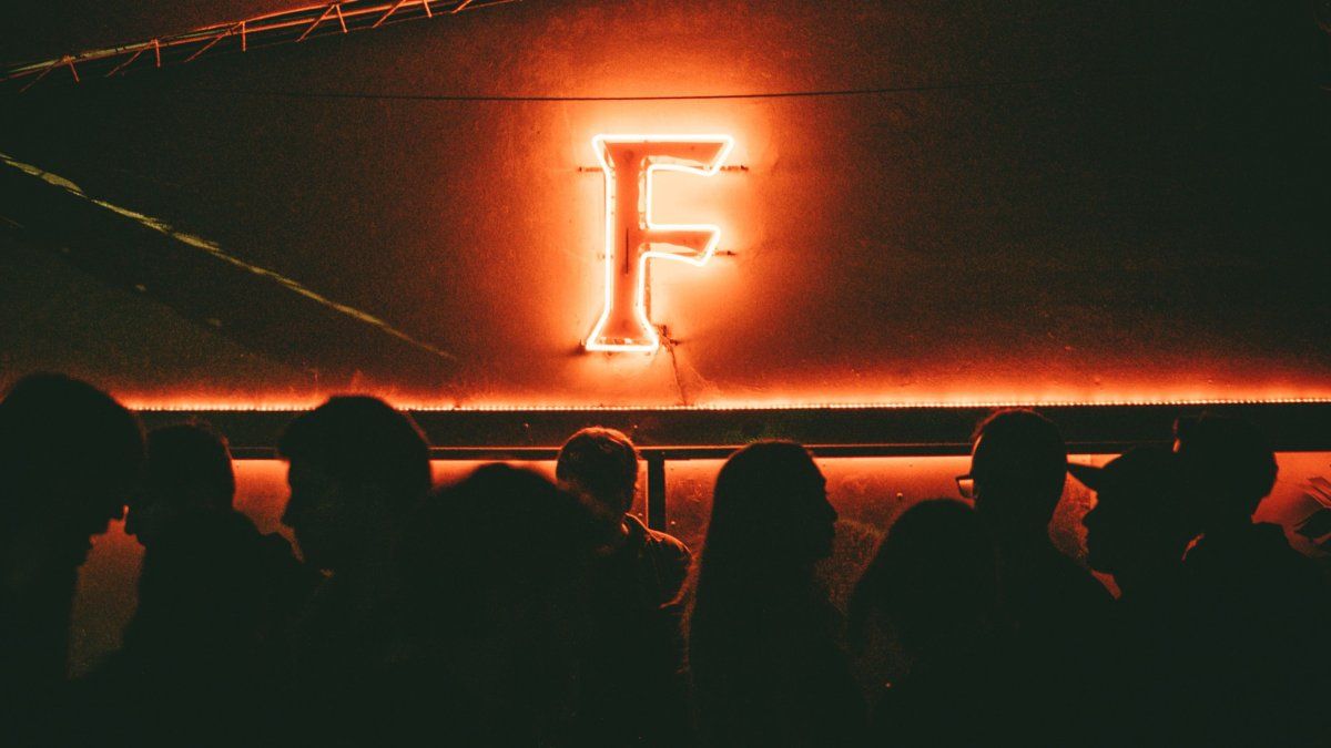 Viernes de música con ciclos íntimos y DJ sets en los Arcos del Rosedal