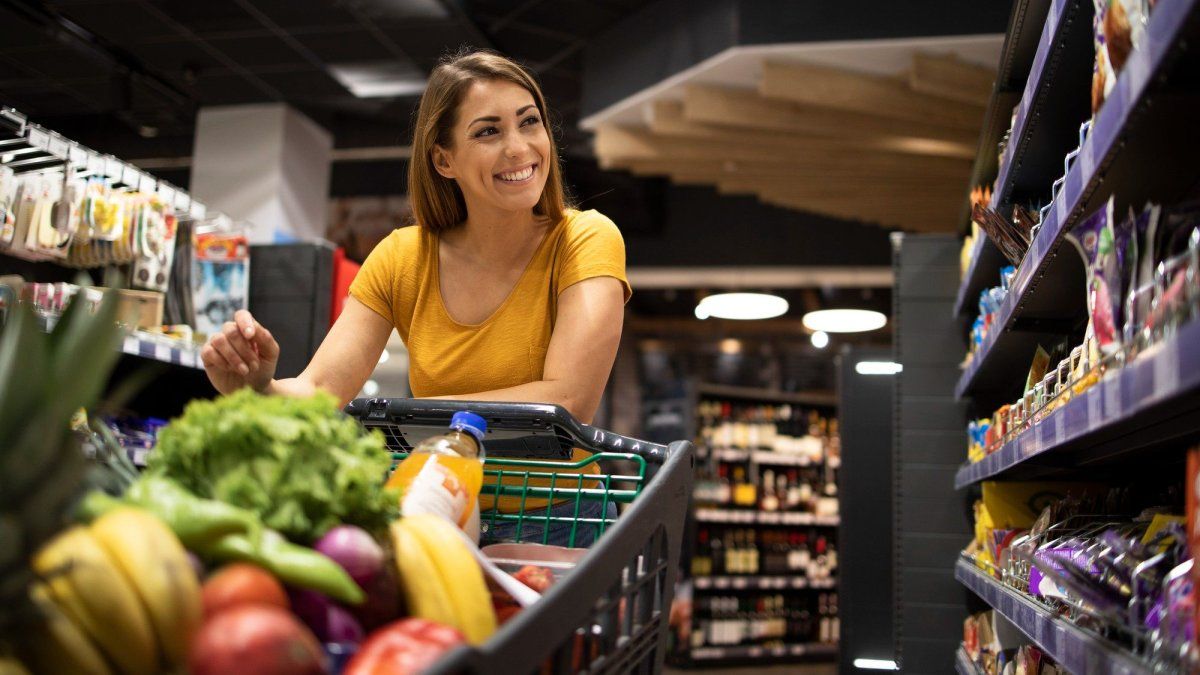 un supermercado ofrece una enorme cantidad de descuentos por su aniversario