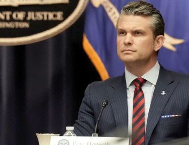 Acusan al secretario de Defensa de EEUU por crimen de guerra tras conocerse ataque a embarcación en el Caribe