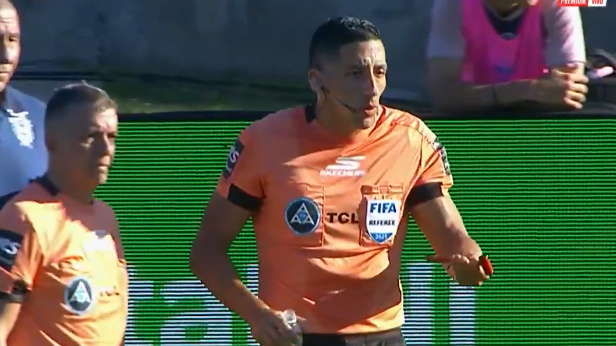 le tiraron un martillo al árbitro Yael Falcón Pérez durante Gimnasia-Vélez