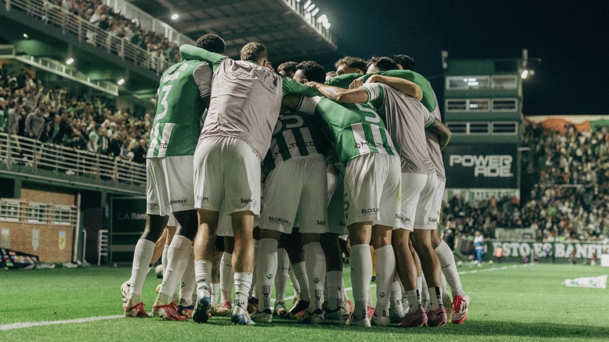 Banfield venció 2-1 a Lanús y sueña con la clasificación