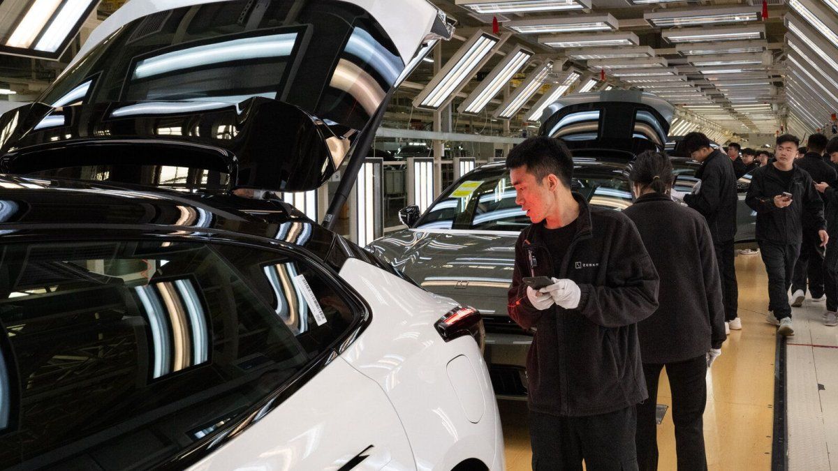 China produce el doble de autos de los que vende y pone en jaque al mercado eléctrico mundial