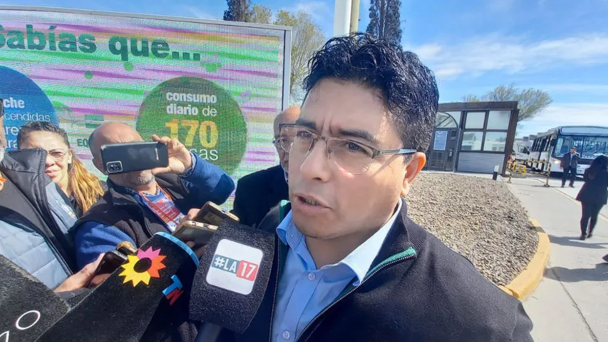 Claudio Vidal desdobla el pago de los sueldos a estatales, en medio de una crisis política