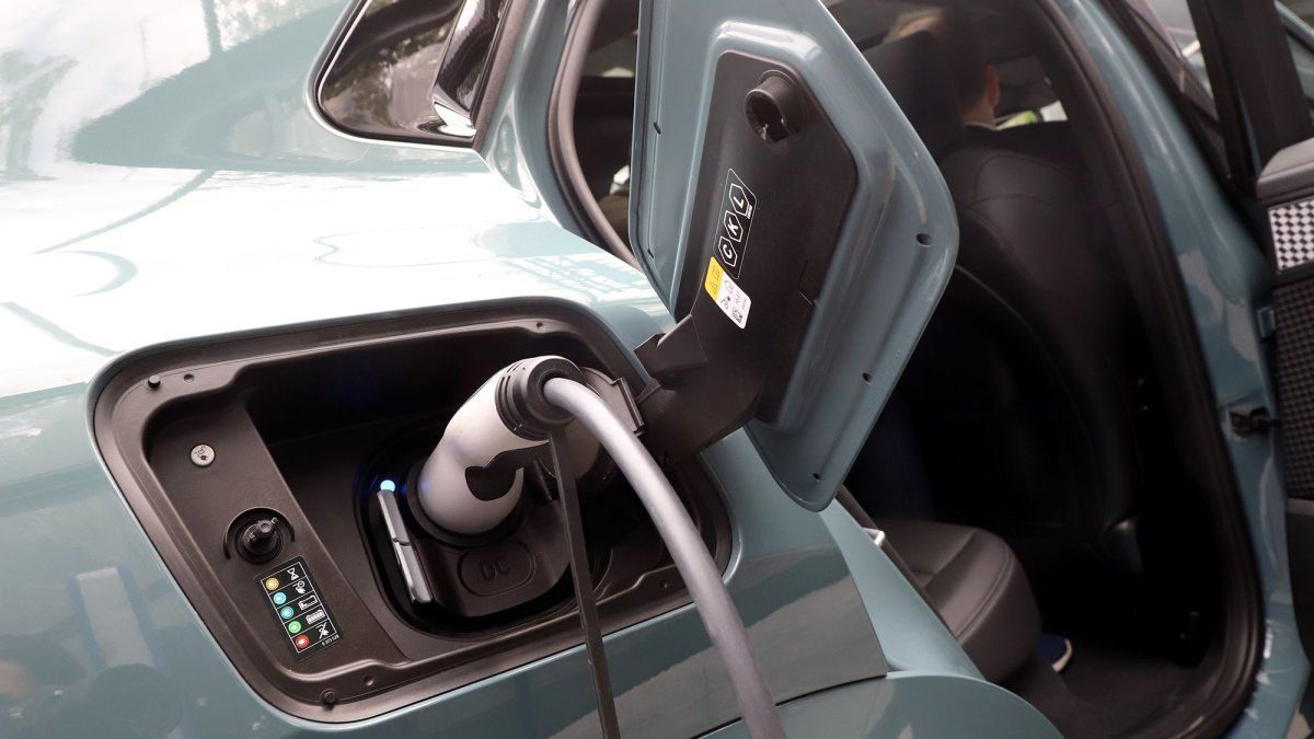 Cómo cargar un auto eléctrico en casa: lo que necesitás saber antes de enchufarlo