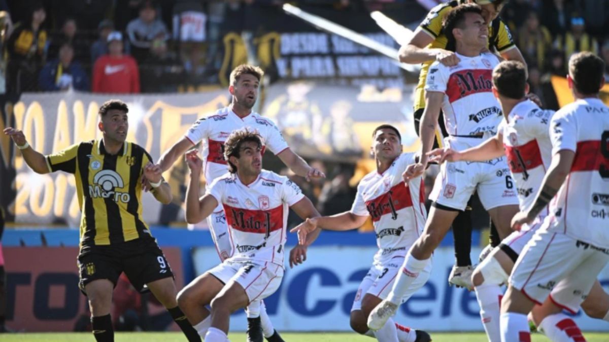 En un partido que terminó en batalla campal, Deportivo Madryn eliminó a Morón y jugará la final del reducido ante Estudiantes de Río Cuarto