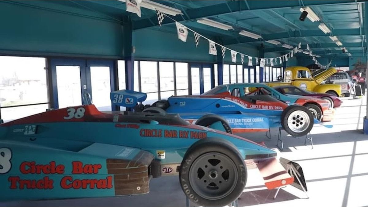 Hallaron en Texas un museo de autos abandonado con joyas clásicas y modelos de colección
