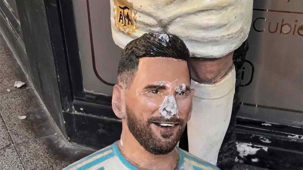 apareció destruida la estatua de Lionel Messi