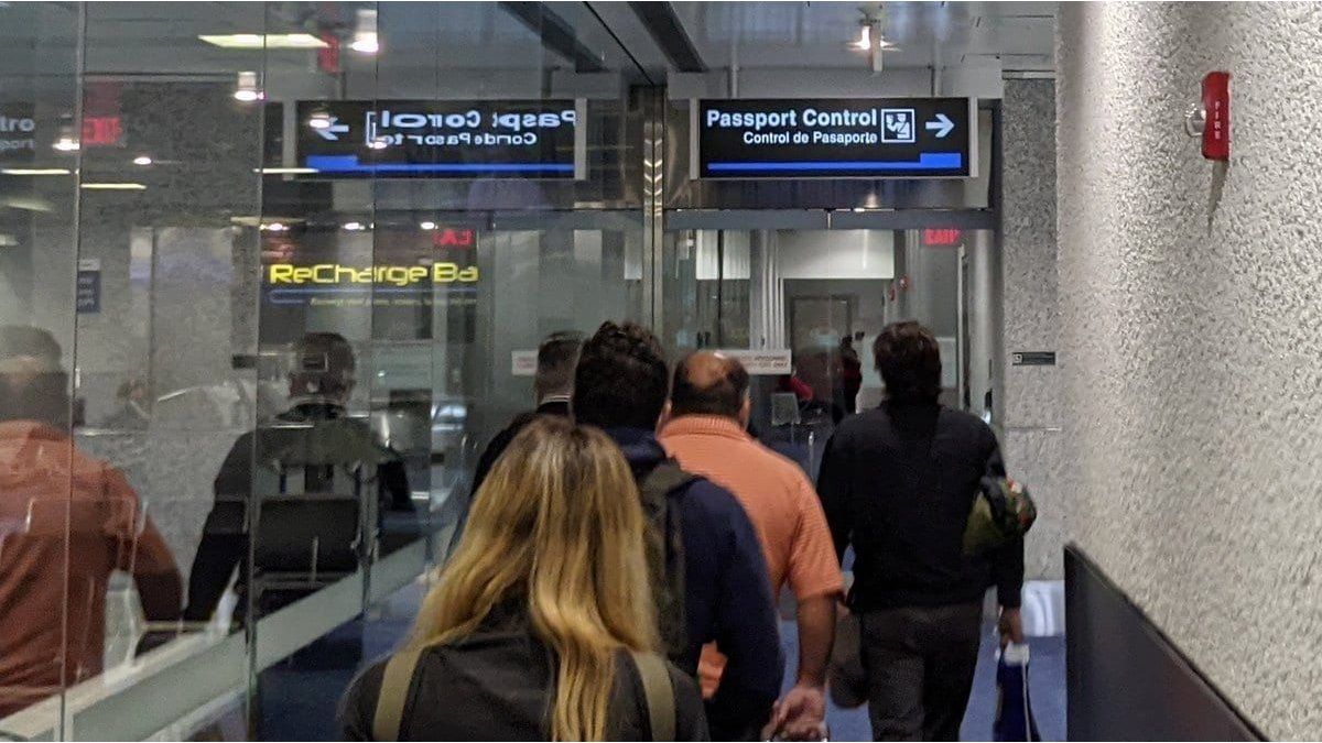 EEUU evalúa negar visas a personas con obesidad por riesgo de costo público