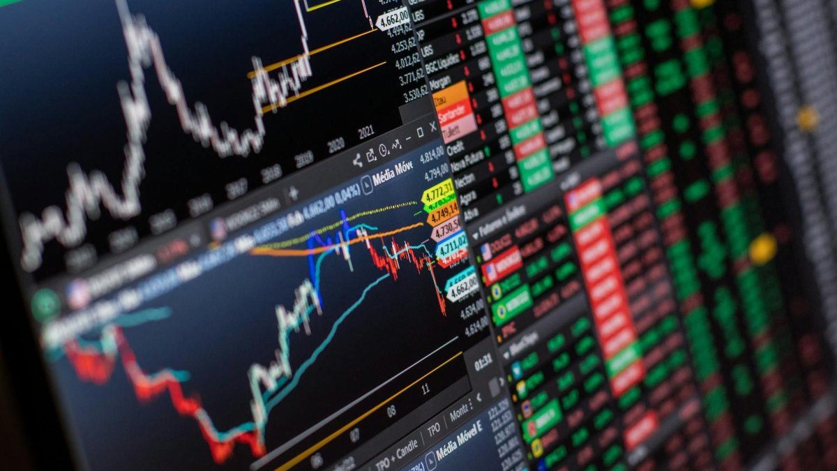 el Dow Jones y el S&P 500 rebotan ante tímido giro en la Fed, pero el Nasdaq extiende pérdidas