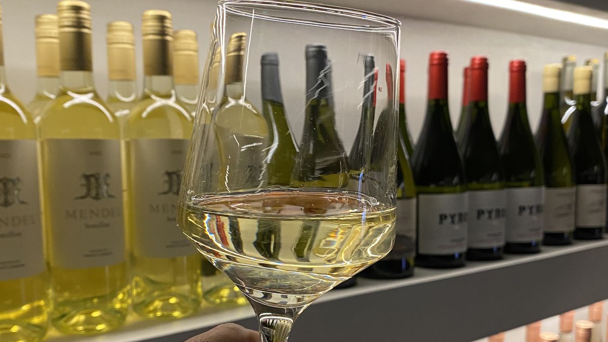 El consumo global de vinos avanza hacia opciones más ligeras y favorece las ventas de blancos y rosados argentinos