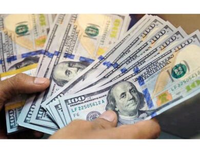 El dólar mayorista se mantiene cerca del techo de la banda mientras Luis Caputo afina su estrategia del plan económico