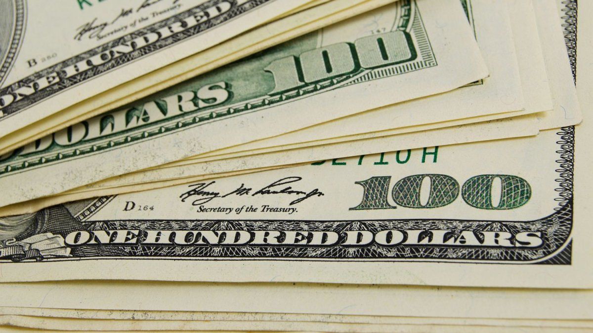 El dólar oficial cayó tras cinco días al alza ante un mercado reducido por el feriado en EEUU