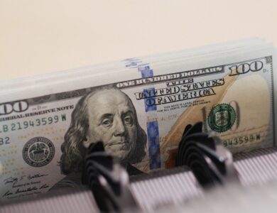 El dólar oficial baja $52 en tres días y marca la mayor brecha con el techo de la banda desde mediados de octubre