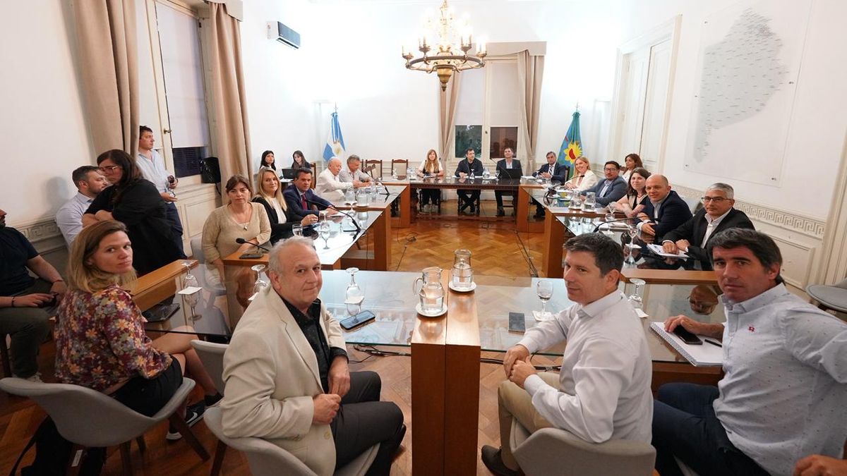 El proyecto de endeudamiento obtuvo dictamen en la Legislatura bonaerense y Axel Kicillof acelera para juntar los votos