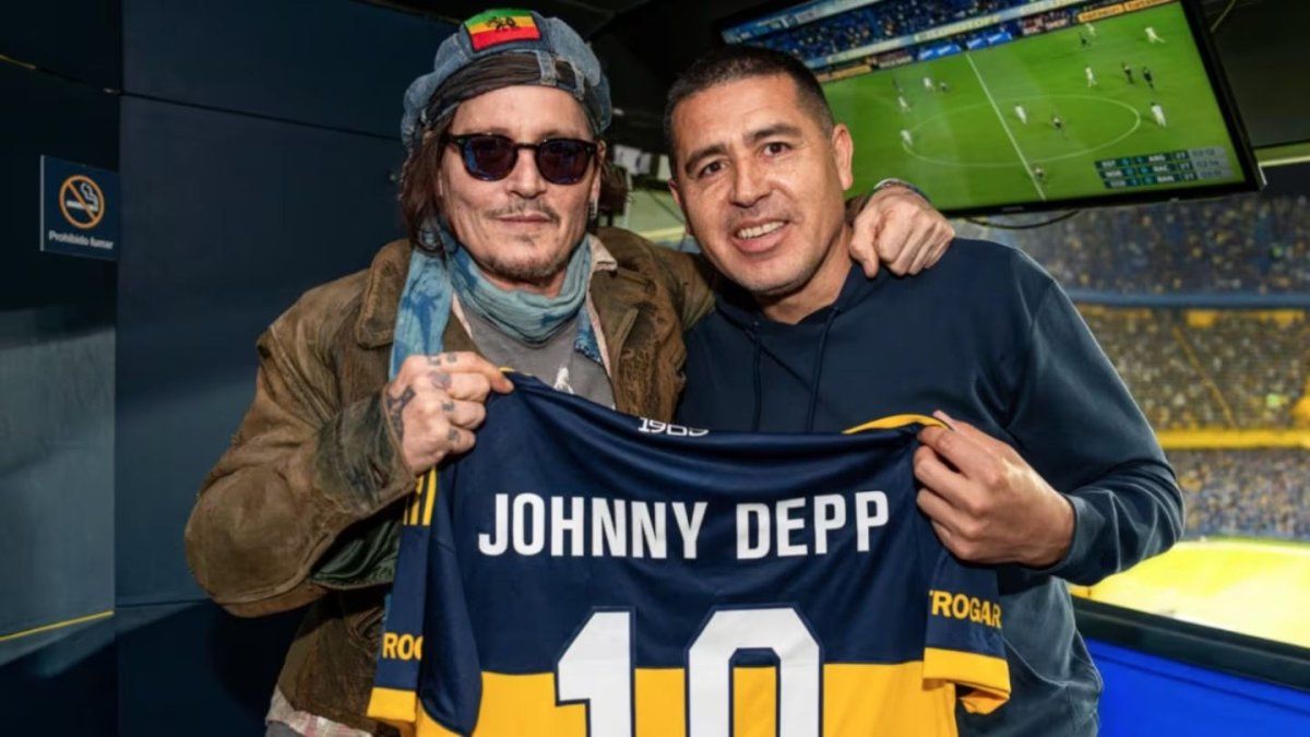 Johnny Depp estuvo en la cancha de Boca y se llevó una camiseta de regalo de manos de Riquelme