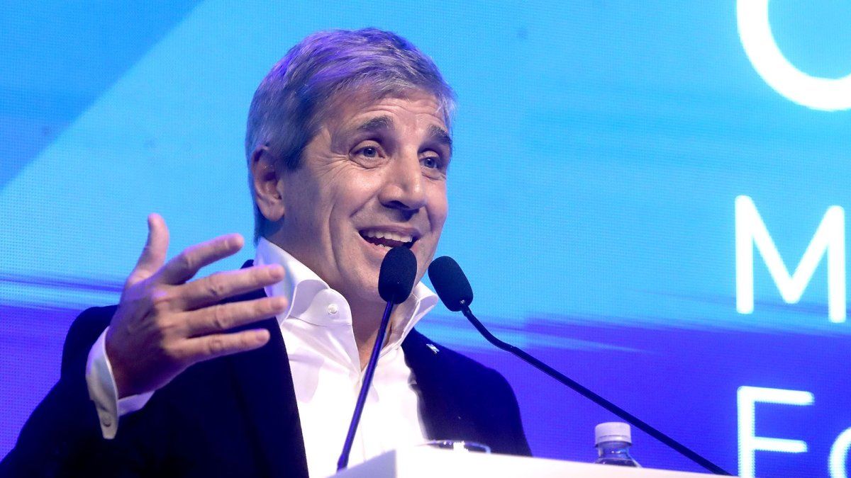 Luis Caputo suavizó expectativas para la reforma tributaria y anticipó los ejes clave de la laboral