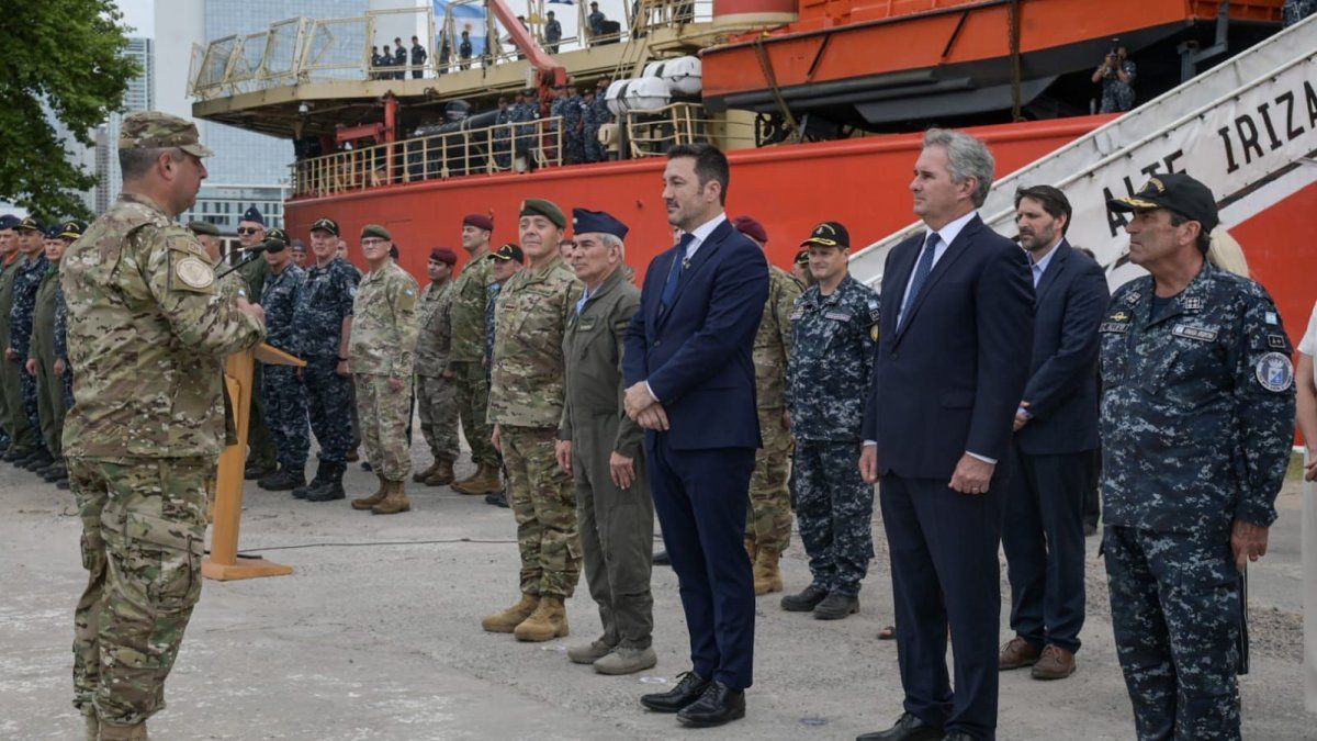 Luis Petri encabezó el inicio de la Campaña Antártica de Verano y presentó al nuevo ministro de Defensa ante militares