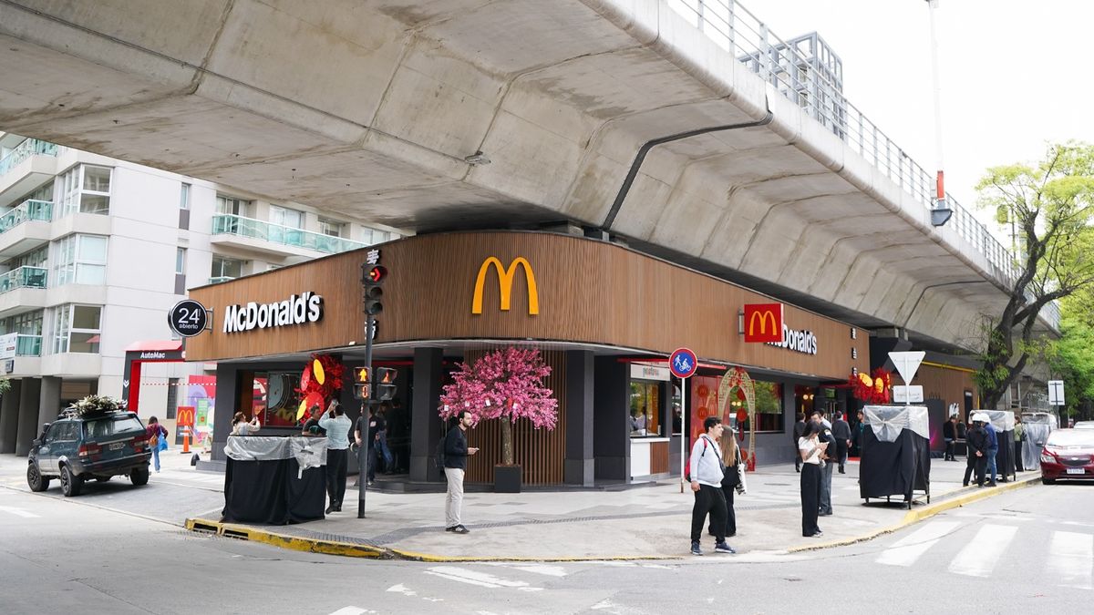 McDonalds inauguró un nuevo local en el Barrio Chino, el único del país con productos inspirados en la cocina oriental