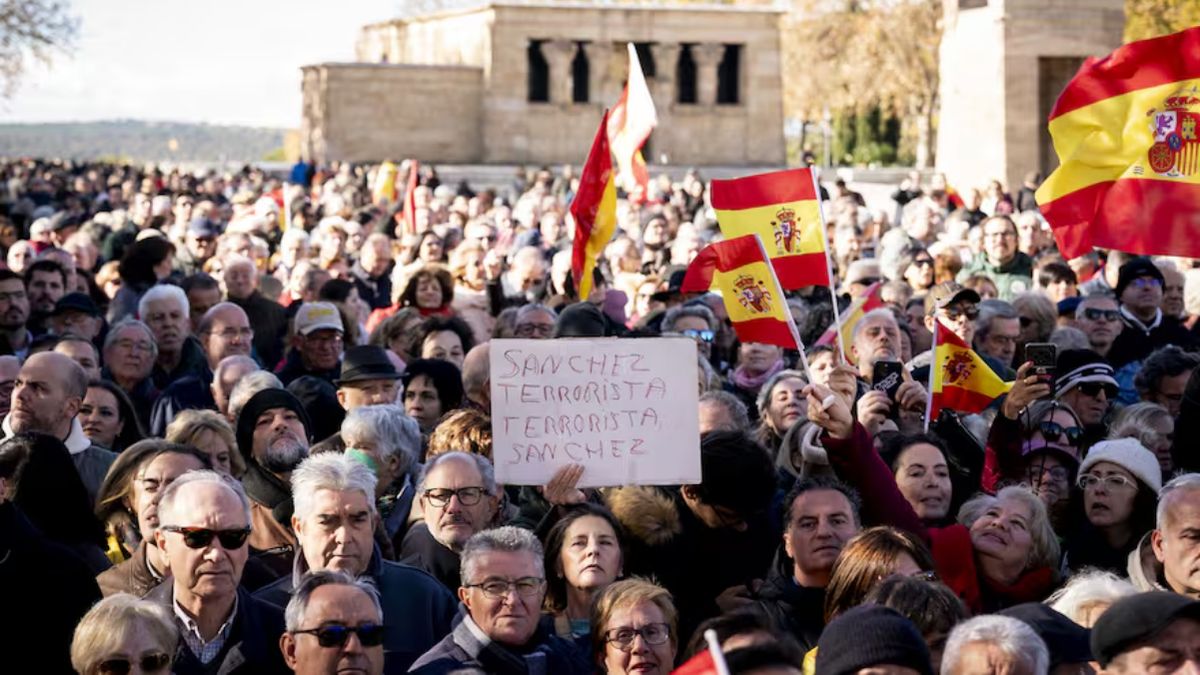 miles de personas marcharon en Madrid para exigir elecciones en medio de denuncias de corrupción en el Gobierno