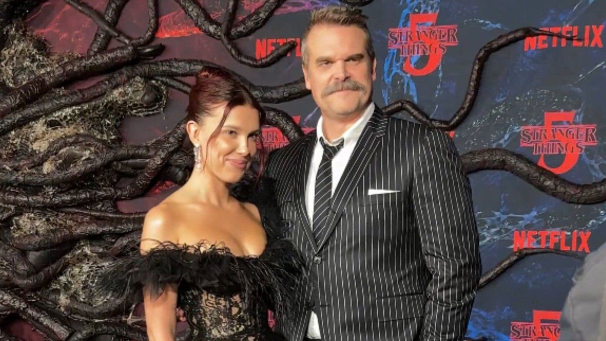 Millie Bobby Brown y David Harbour posan juntos tras las supuestas denuncias de acoso en el set de Stranger Things