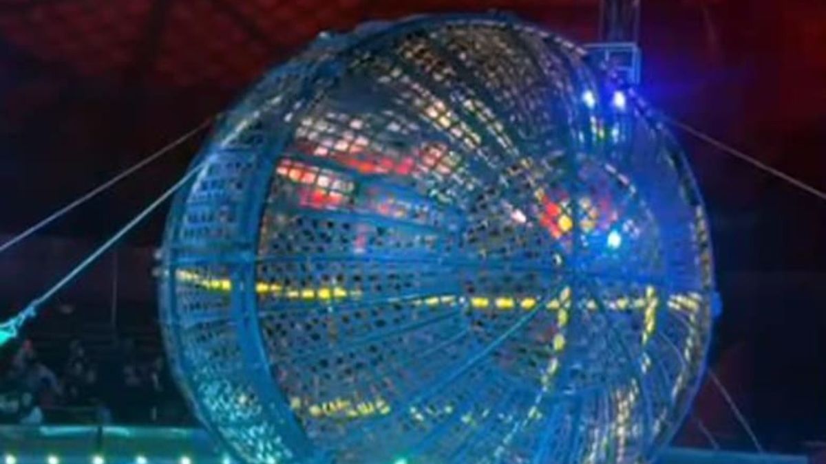 Un acróbata chileno murió durante una maniobra en el globo de la muerte