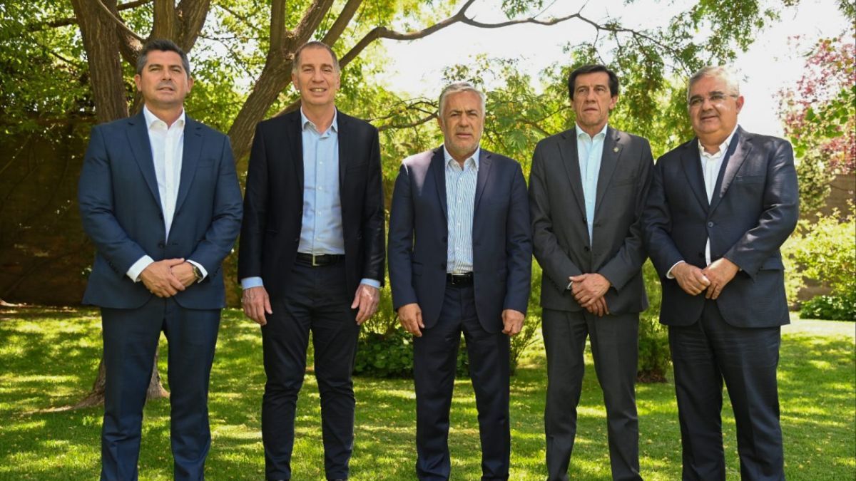 foto con cuatro gobernadores y luz verde a préstamo por u$s75 millones