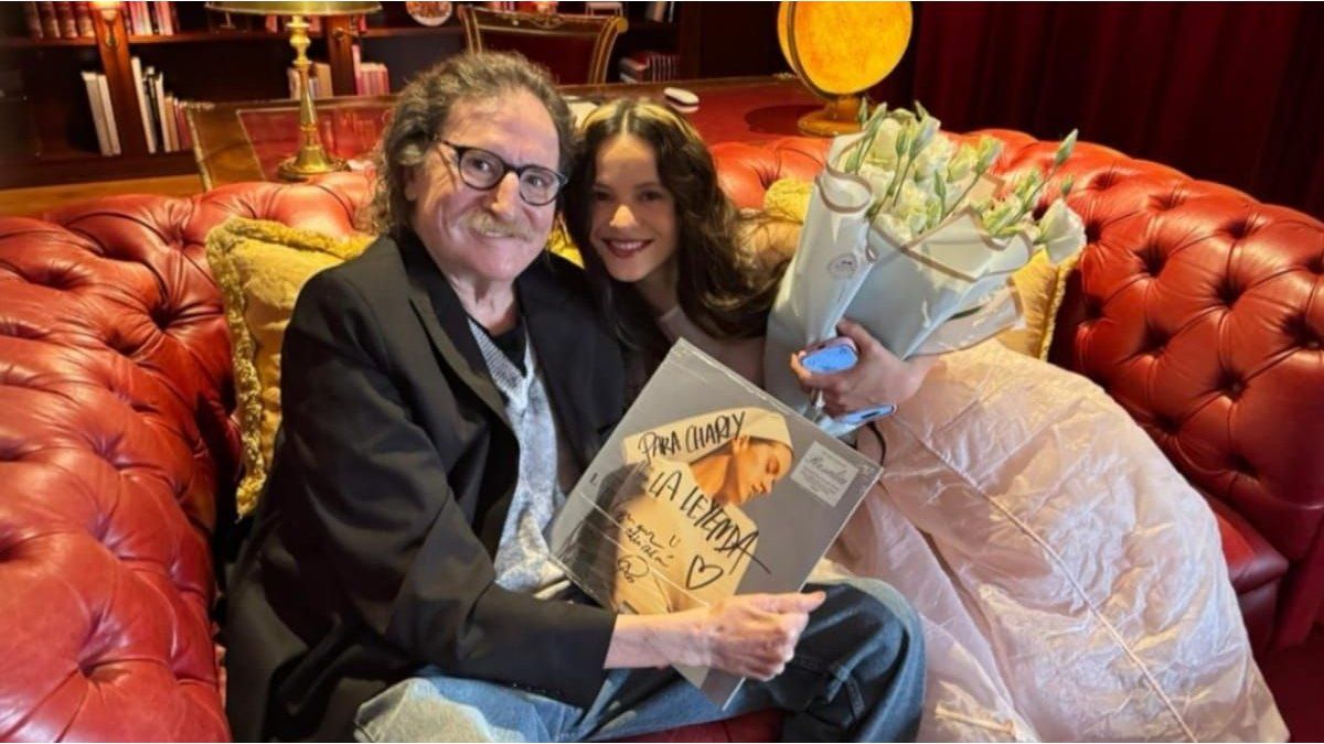 Entre sonrisas y dedicatorias, Rosalía visitó a Charly García