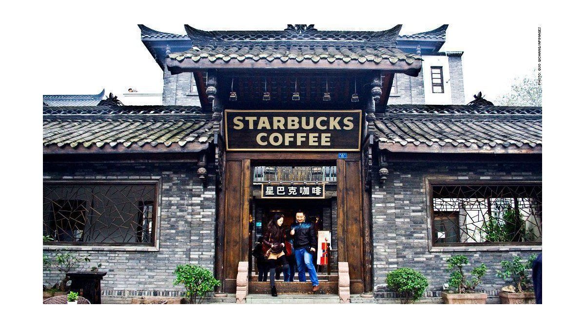 Starbucks vende el 60% de su negocio en China y surgen dudas sobre el futuro de sus operaciones en ese país