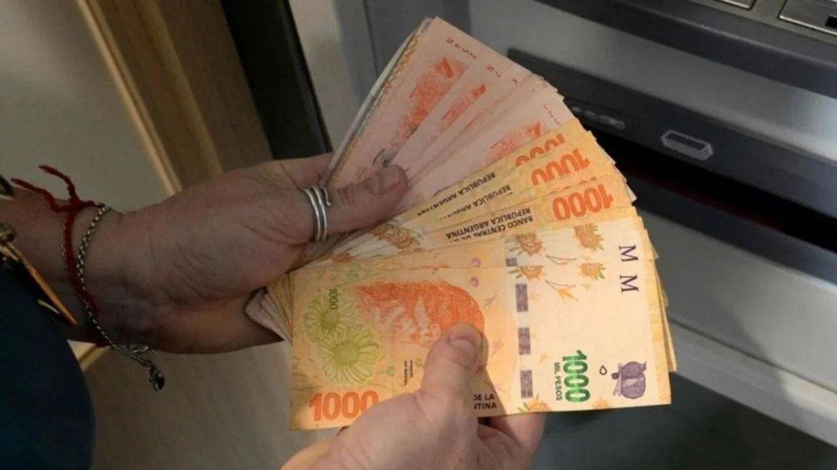 Con más liquidez en el sistema, el mercado recalibra tasas y sigue de cerca al dólar ante licitación clave