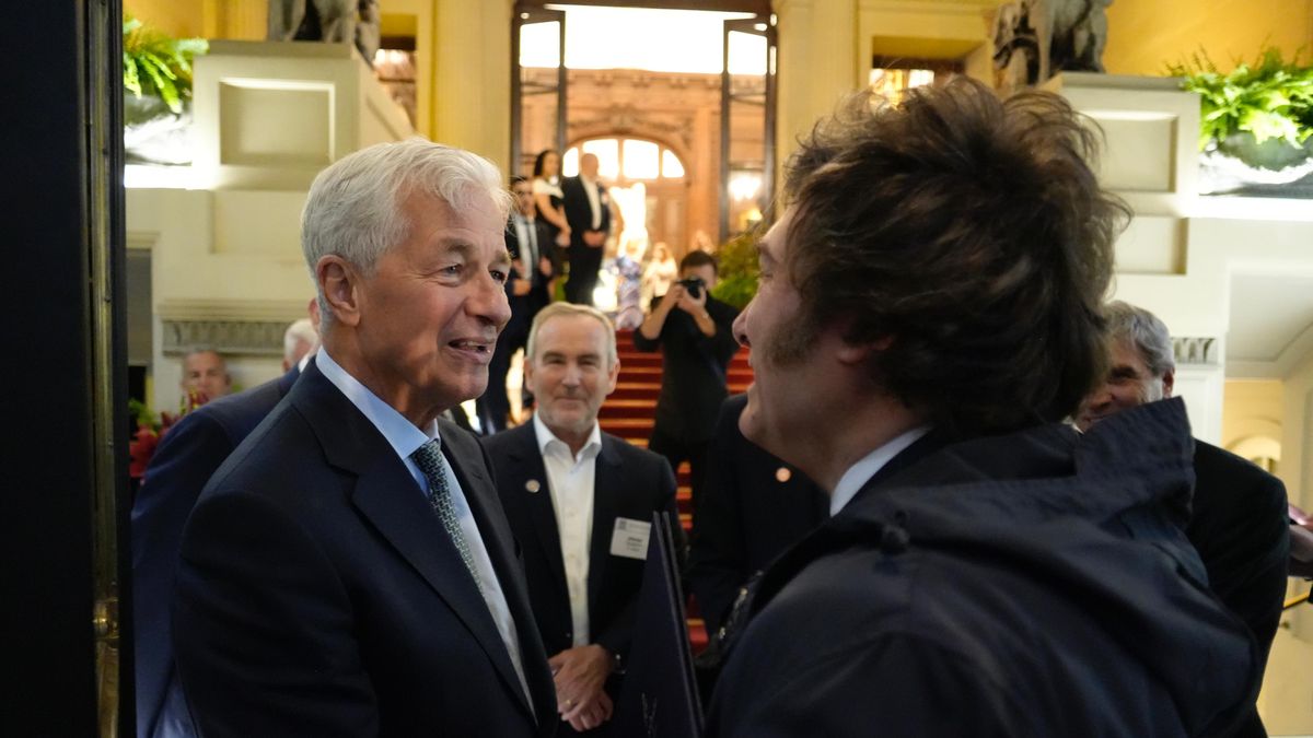 crece la pelea entre el FMI y J.P. Morgan por las garantías para el préstamo a Javier Milei