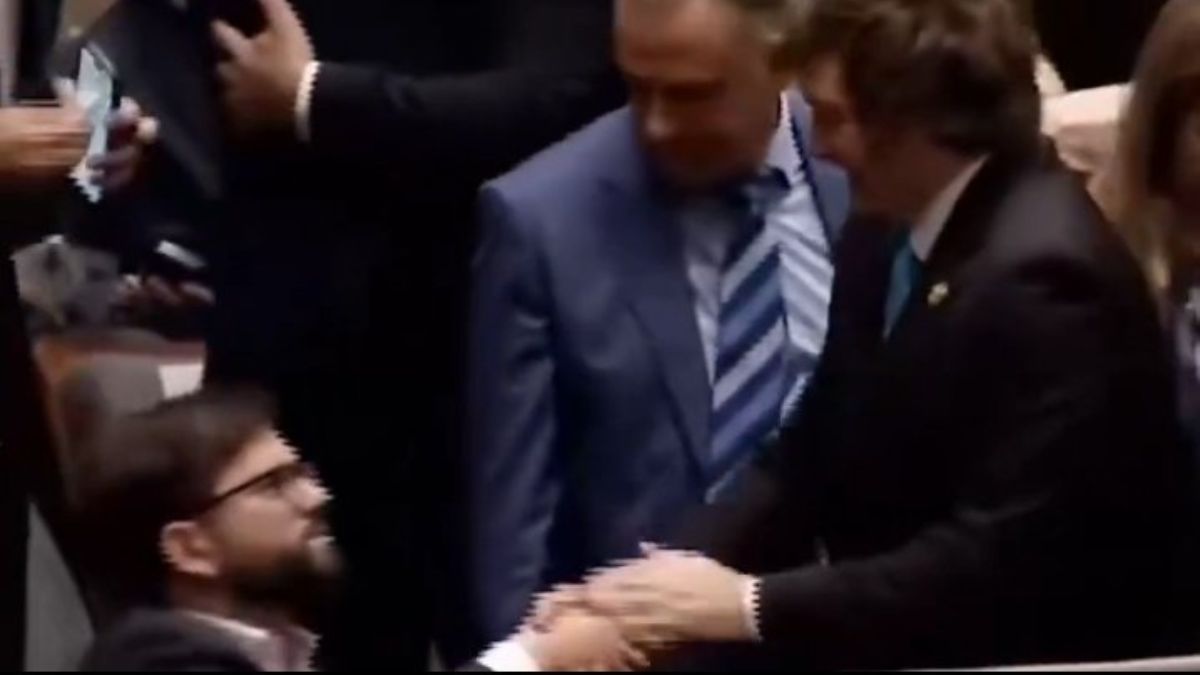 el video del cruce entre Javier Milei y Gabriel Boric en la asunción presidencial de Rodrigo Paz en Bolivia