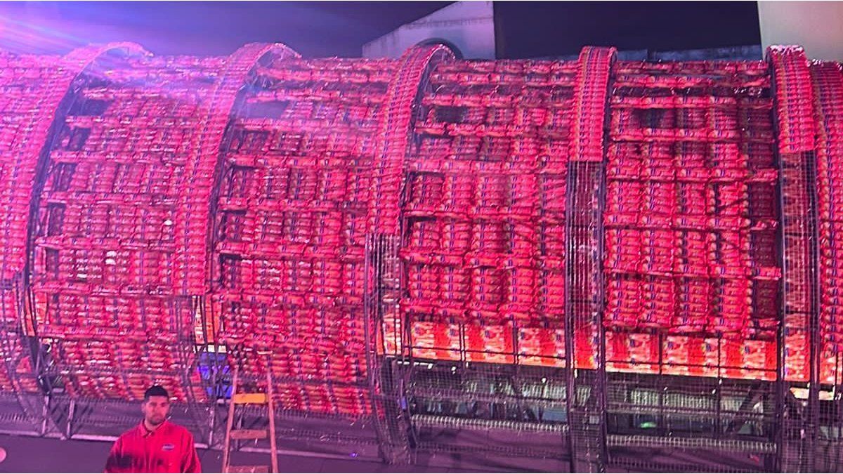 montó una espectacular Torre de Pisa de spaghettis en la Noche de los Museos