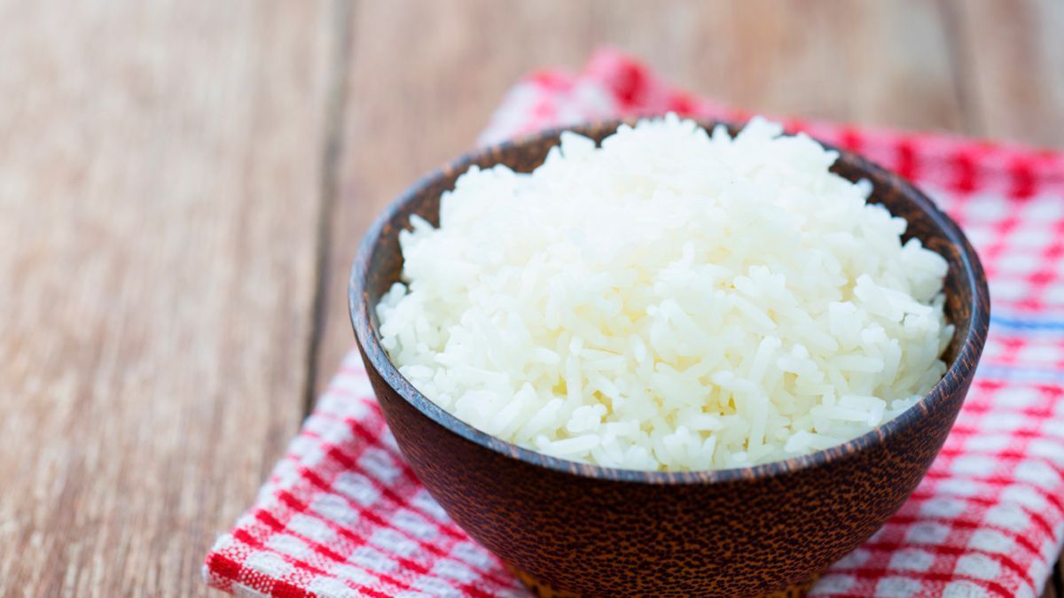 Cuál es la manera de cocinar el arroz para no quede suelto y graneado, según los expertos