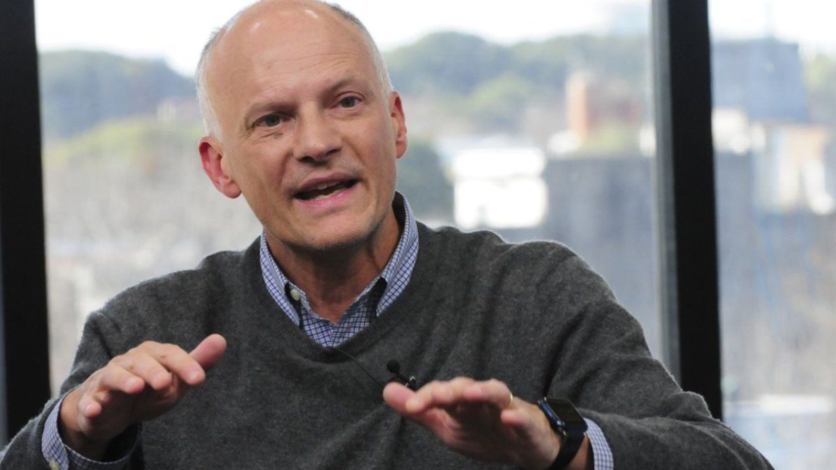 Cree que sabe más de economía que su equipo económico