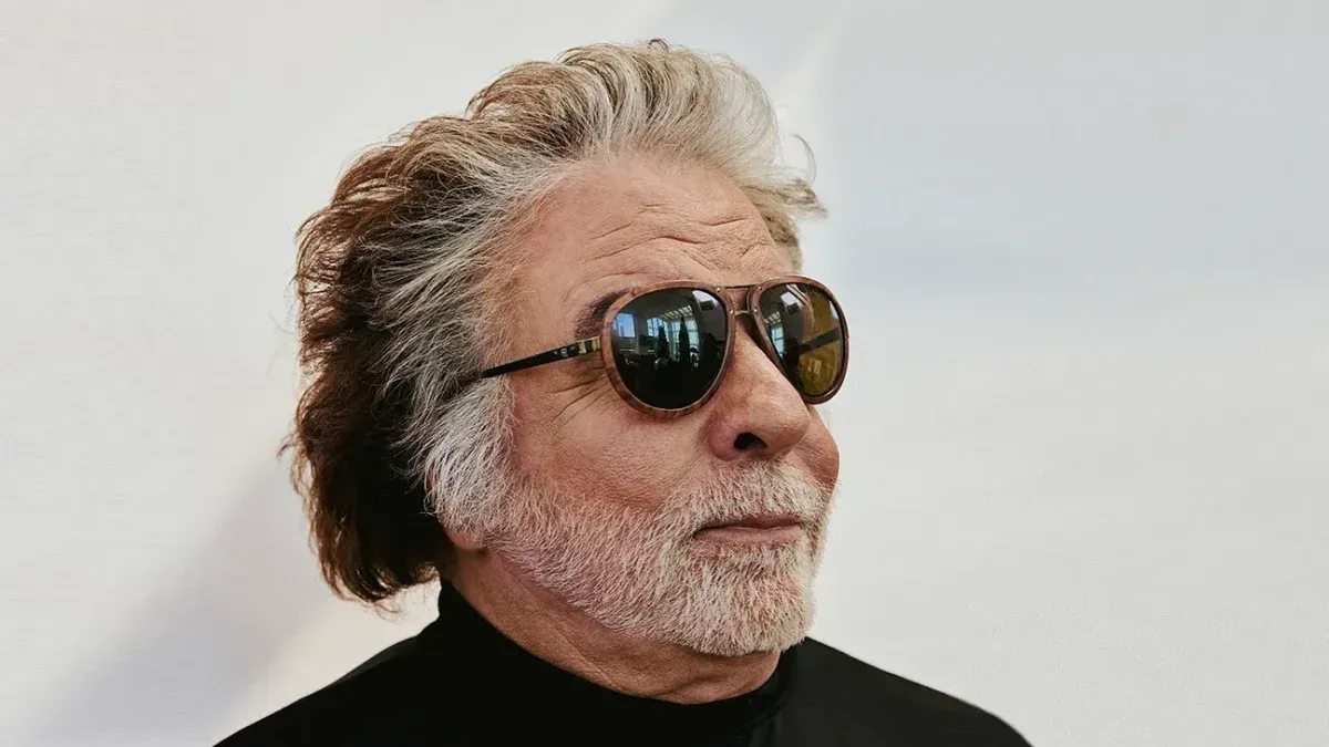 De trabajar como peluquero a convertirse en un productor multimillonario de Hollywood: quién es Jon Peters