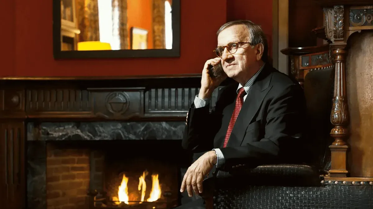 De ser un vendedor puerta a puerta a liderar un gigante millonario de la comunicación: quién es Bruce McCaw