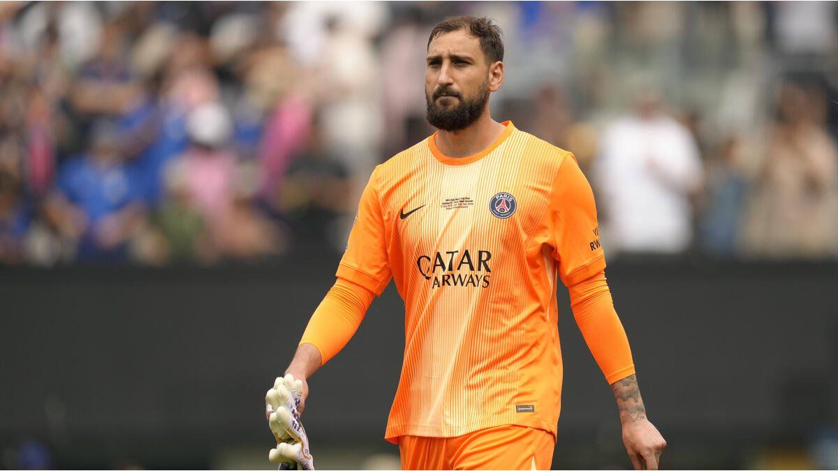 Dibu Martínez perdió con Donnarumma, que fue elegido el mejor arquero de 2025